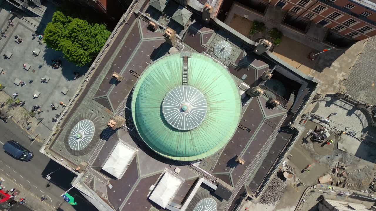 Overhead descending aerial video of Dublin City Hall in the Temple Bar area of Dublin, Leinster, in Ireland on a bright and sunny day. Filmed in 4K, 60FPS and with Rec709 color.