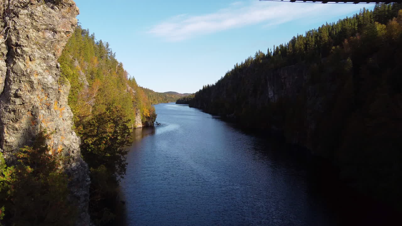 riutusalus kanjonissa syksyn värillä