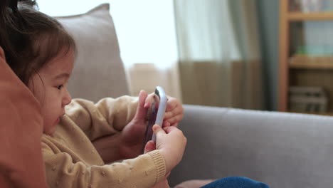 mutter mit ihrem baby auf dem sofa