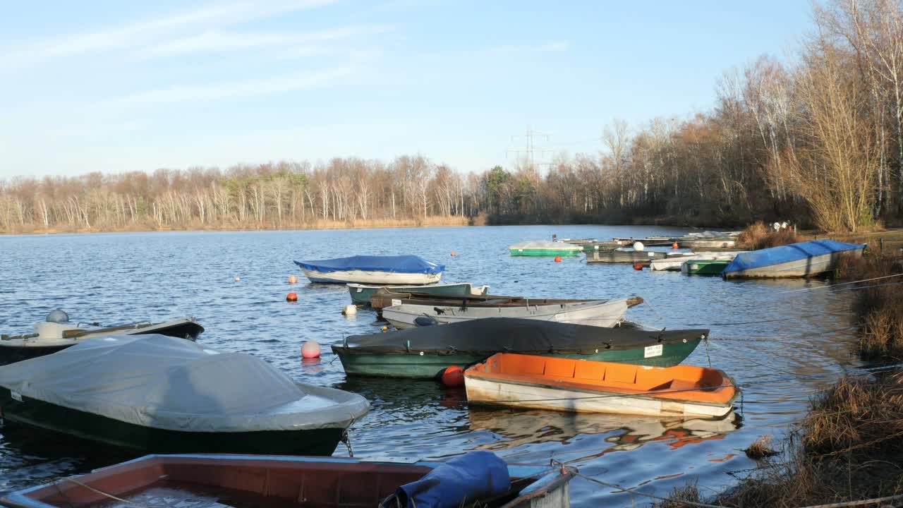 호수 기슭에 떠 있는 작고 다채로운 어선