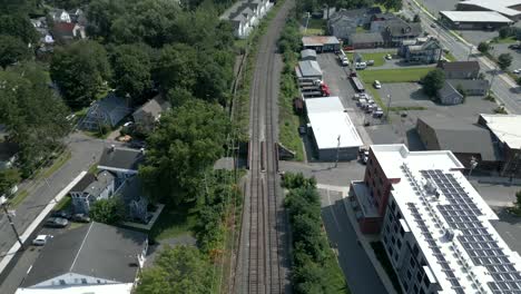 carretilla aérea a lo largo de las vías del tren que cruza el puente en el barrio suburbano