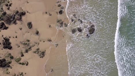 una bandeja de olas rompiendo en la orilla