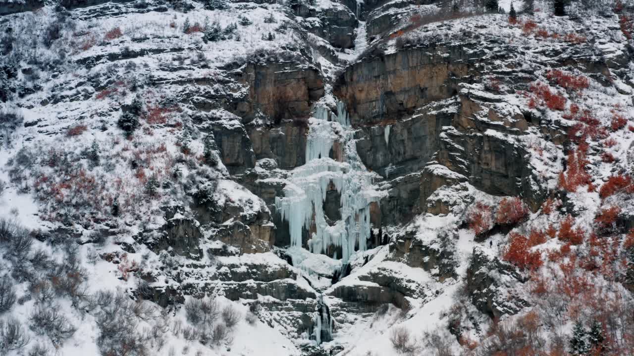 amplio carro en vista aérea de drones de la impresionante cascada congelada de stewart falls cerca de la estación de esquí de sundance en provo que requiere una pequeña caminata