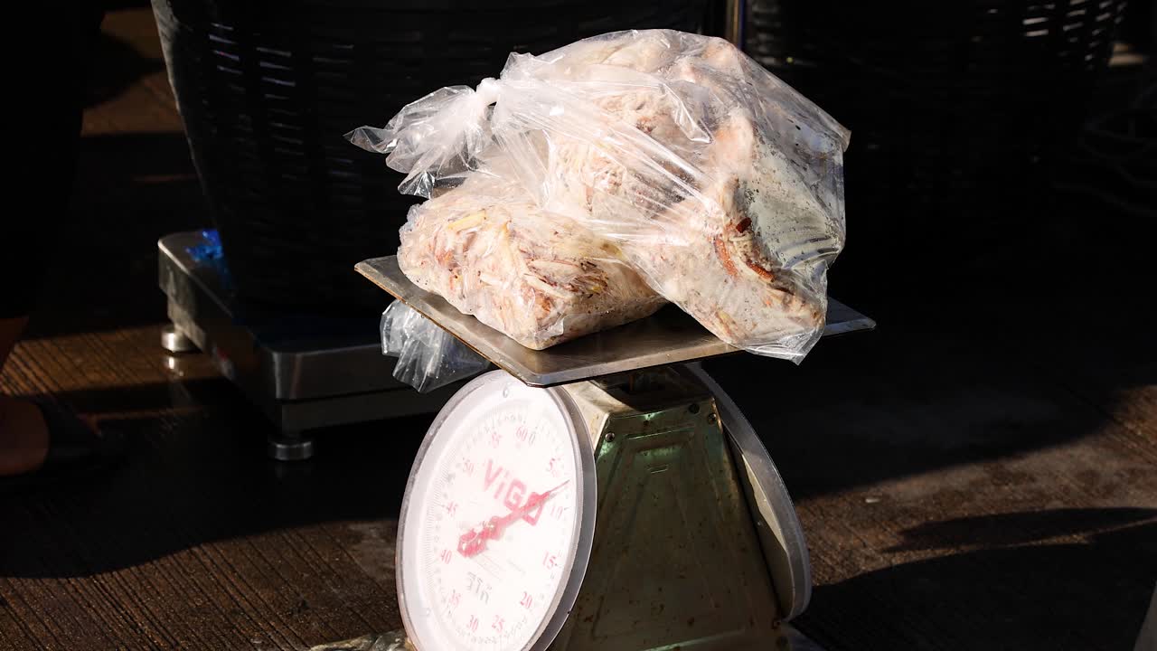 냉동 해산물은 시장에서 무게를 측정합니다.