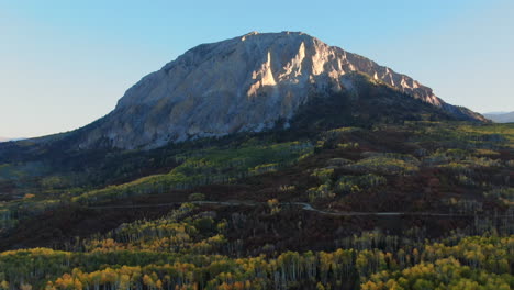 Atemberaubender-Heller-Bluebird,-Erstes-Licht,-Gipfel,-Straßenmorgen,-Herbst,-Espenbaum,-Wald,-Herbst,-Goldgelbe-Farben,-Kebler-Pass,-Luftaufnahme,-Filmische-Drohne,-Crested-Butte,-Gunnison,-Colorado,-Rocky-Mountains,-Kreis-Nach-Links