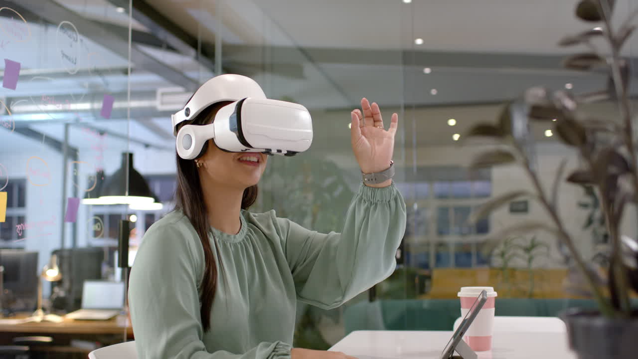 Donna asiatica esplora la realtà virtuale in un moderno ambiente d'ufficio