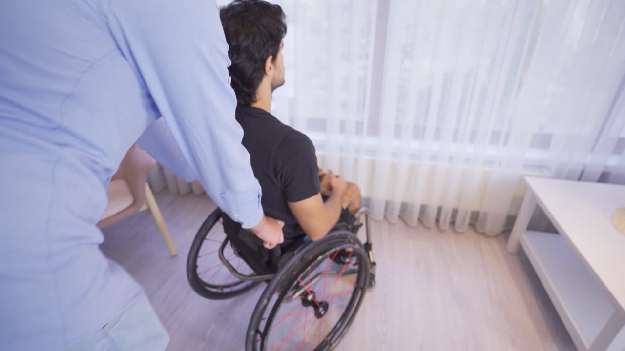 아픈 장애인 십대가 집에서 창문 밖을 바라보고 있습니다.