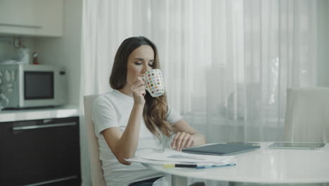 mujer pensativa abre la computadora portátil. persona pensativa comienza a trabajar en la computadora