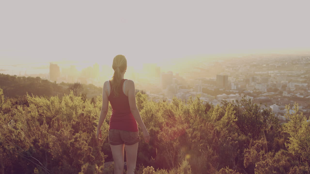 por encima de la ciudad se encuentra la belleza virgen