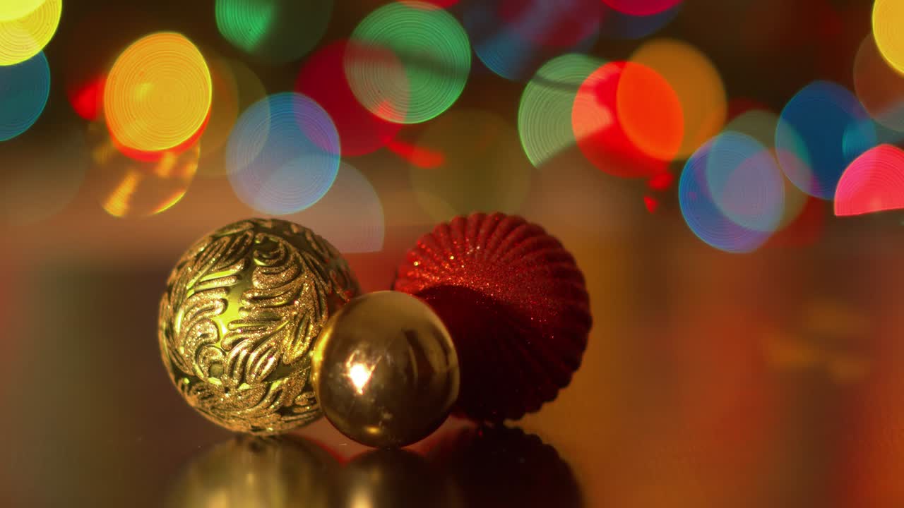 Sfondo bokeh rotante e colorato con decorazioni natalizie. Concetto: Natale, Capodanno