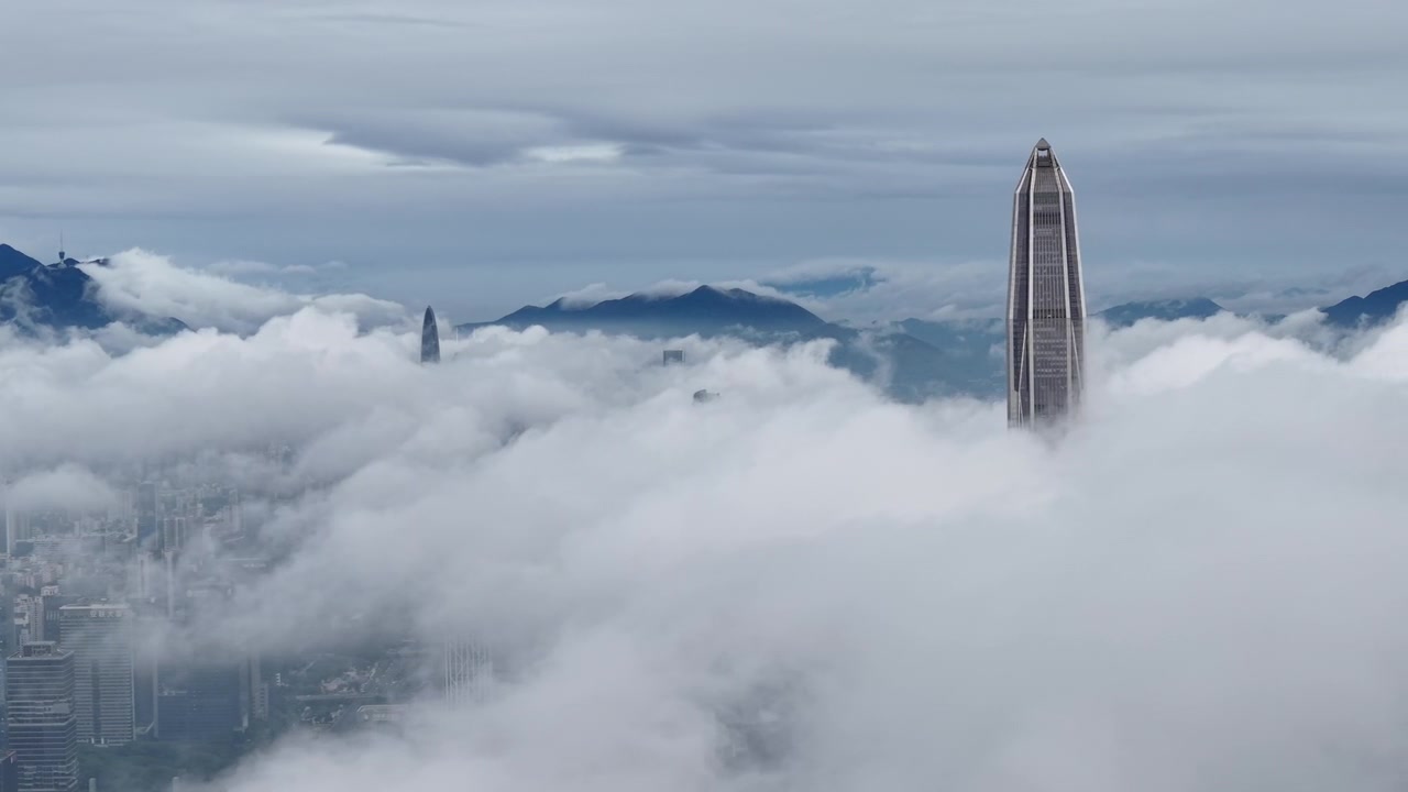 中国、広東省の深圳で、高所から雲と霧を見下ろす高層ビル群。