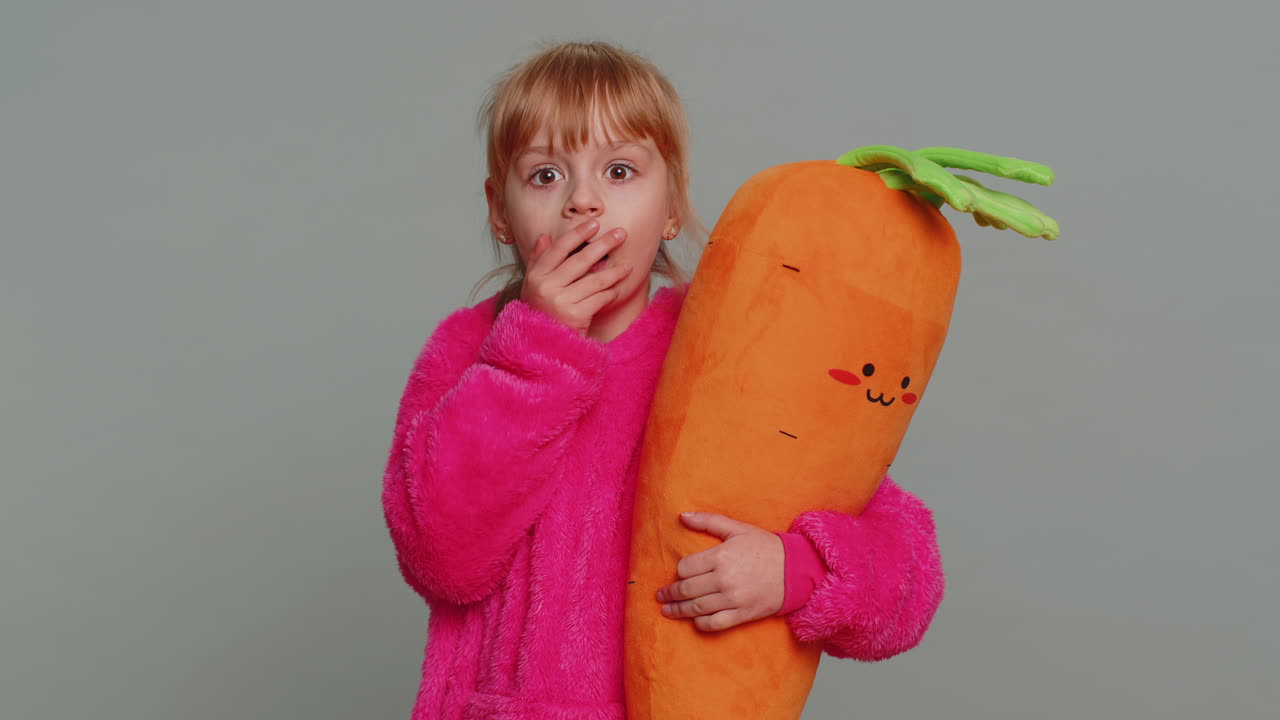 놀란 아이, 충격을 받은 아이, 갑작스러운 승리, 좋은 승리 소식, 축하, 와우 반응