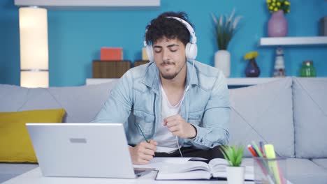 el estudiante que baila mientras escucha música también está estudiando.