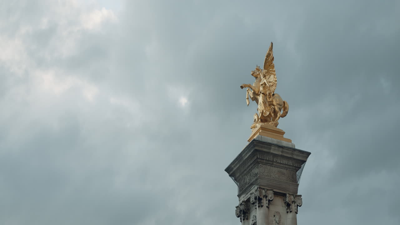 Statua dorata di un cavallo alato su una colonna