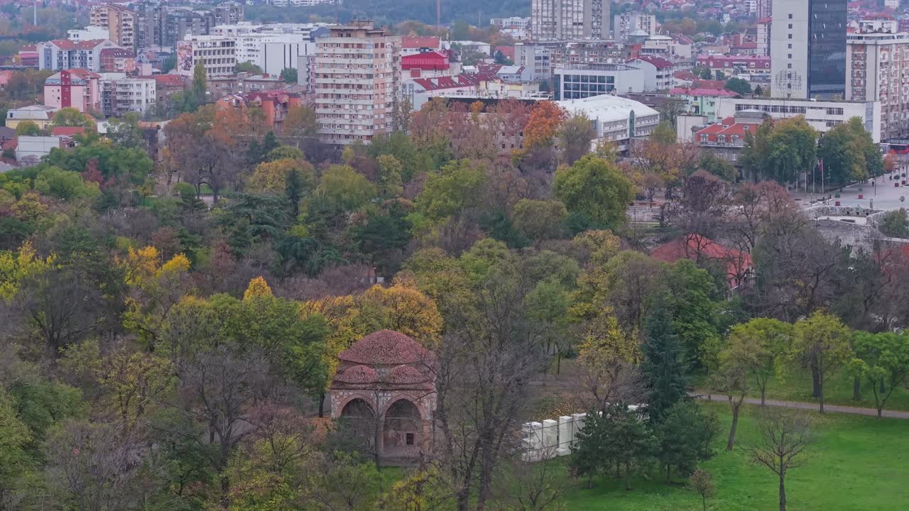 Um drone aéreo inclina-se sobre a Fortaleza de Niš, revelando a histórica Mesquita Bali Bey e sua arquitetura circundante dentro das muralhas da fortaleza