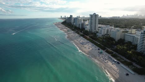 Aerial-view-of-the-Miami-beach-and-the-coast-of-Florida,-USA---rising,-drone-shot