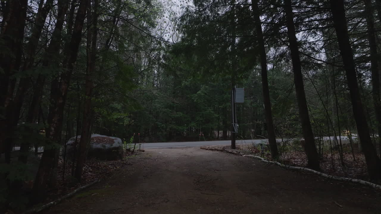 POV uscendo da un vialetto nel New Hampshire. Ripresa al tramonto in una giornata nuvolosa