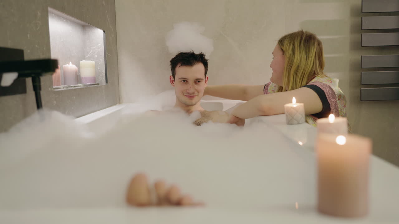 집 에서 거품 목욕 을 즐기는 부부