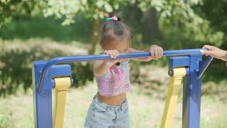 madre y hija embarazadas haciendo ejercicio en el gimnasio al aire libre
