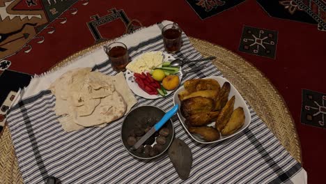 comida saludable simple desayuno mesa de material orgánico fresco pan galletas vegetales en la ciudad rural estilo de vida iran gilan rasht pareja vida en el medio oriente por la noche por la mañana vibe alfombra persa paño de mesa