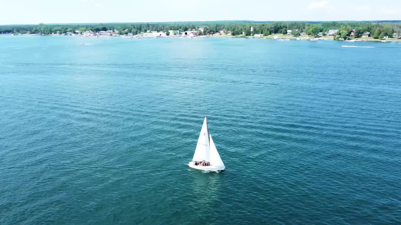 órbita aérea del velero en sol de verano - hessel, michigan - lago huron