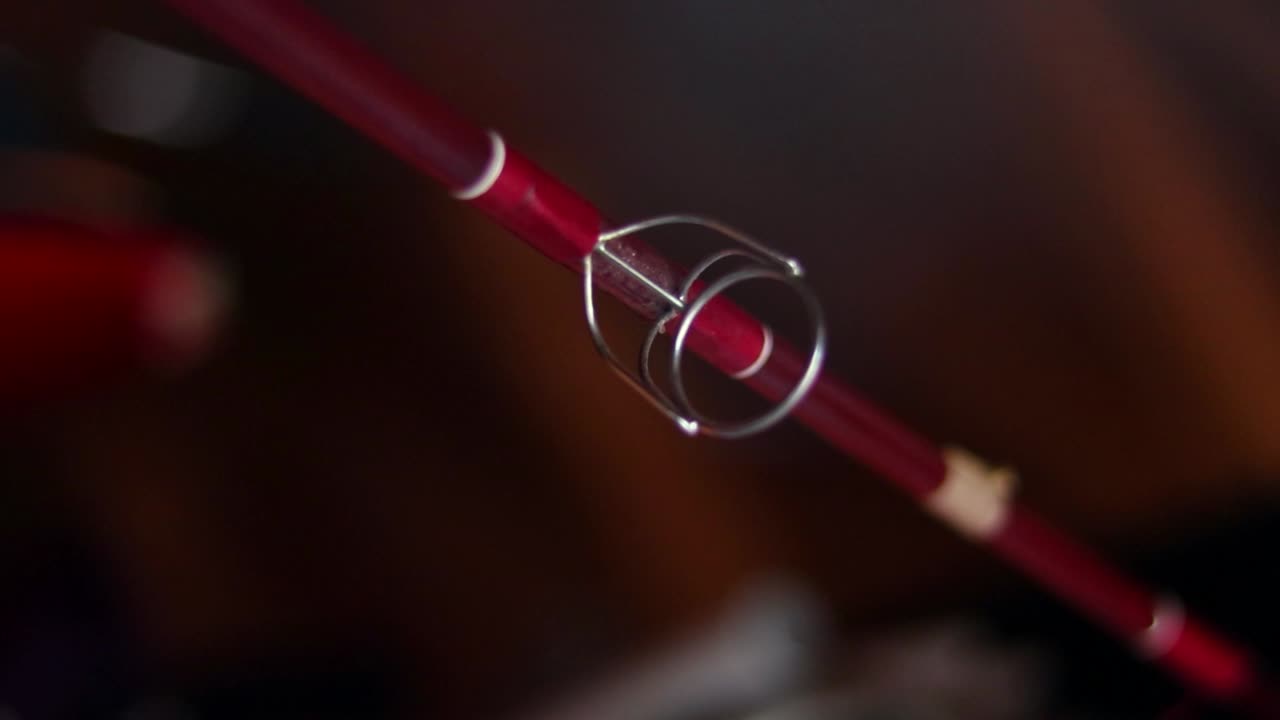 차고 의 기둥 에 있는 옛날 의 빨간색 시줄