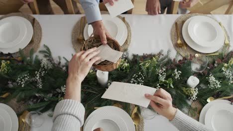 Von-Oben-Ist-Eine-Nicht-Wiederzuerkennende-Kaukasische-Familie-Zu-Sehen,-Die-Die-Waffel-Nimmt,-Um-Sich-Weihnachten-Zu-Wünschen.