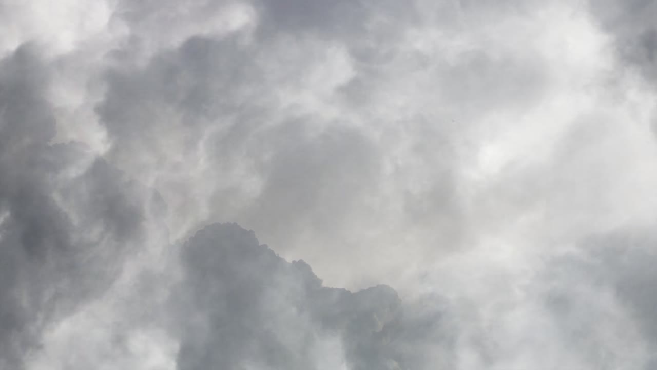 nubes blancas moviéndose en el cielo