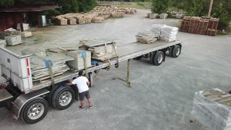 piedra de construcción cargada en un camión para ser utilizada en la construcción de viviendas