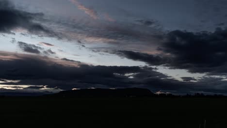 Varios-Lapsos-De-Tiempo-De-4k-De-Formaciones-De-Nubes-Especiales-Que-Muestran-Las-Muchas-Formas-Y-Bailes-De-La-Naturaleza