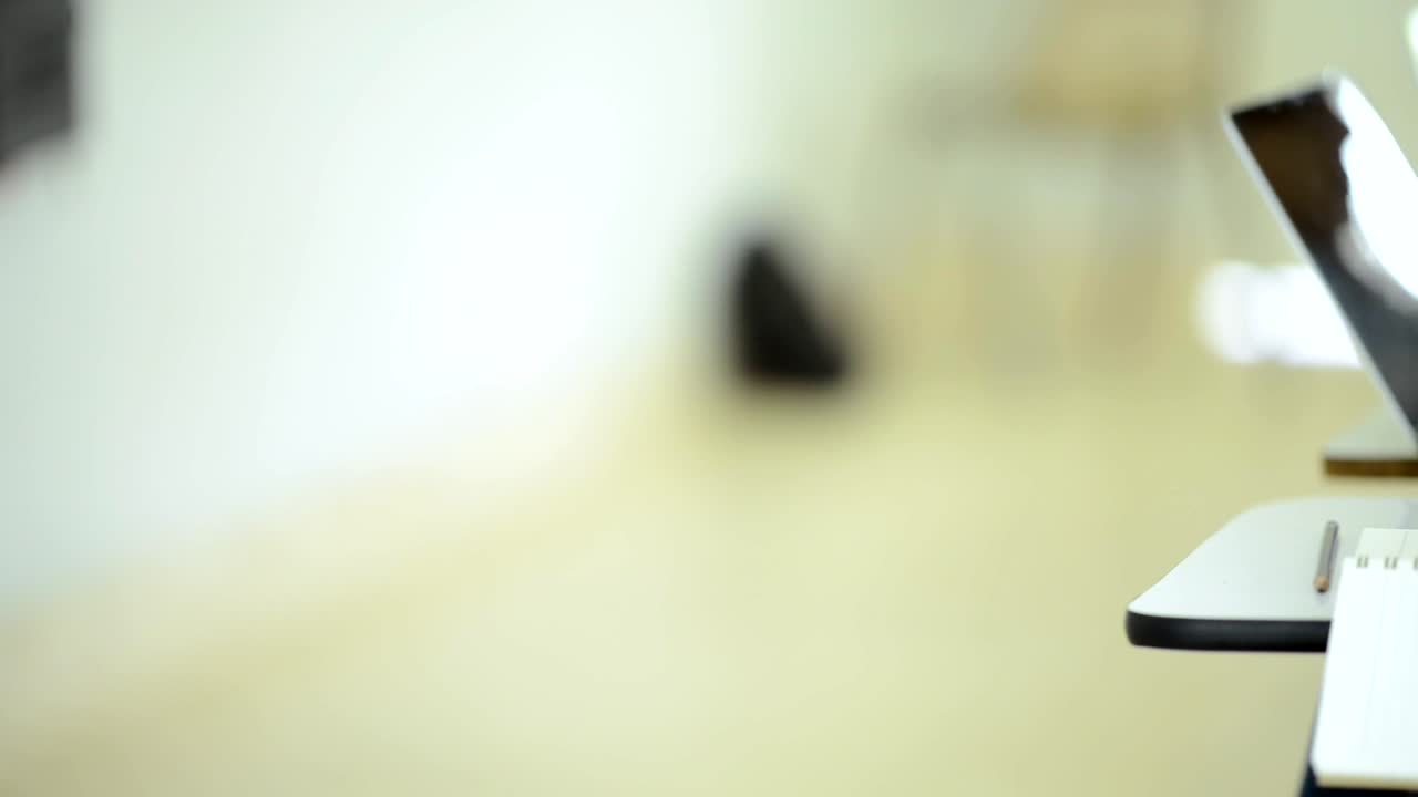 voy a pasar por este estudio hoy. los estudiantes estudian en el aula de la universidad.