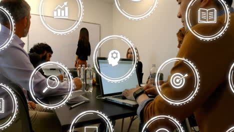 animación de iconos sobre diversos colegas que se reúnen en la oficina