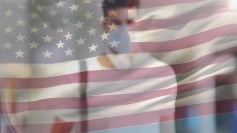Animation-Der-Flagge-Der-USA,-Die-Während-Der-Covid-19-Pandemie-über-Einem-Mann-Mit-Gesichtsmaske-Winkt