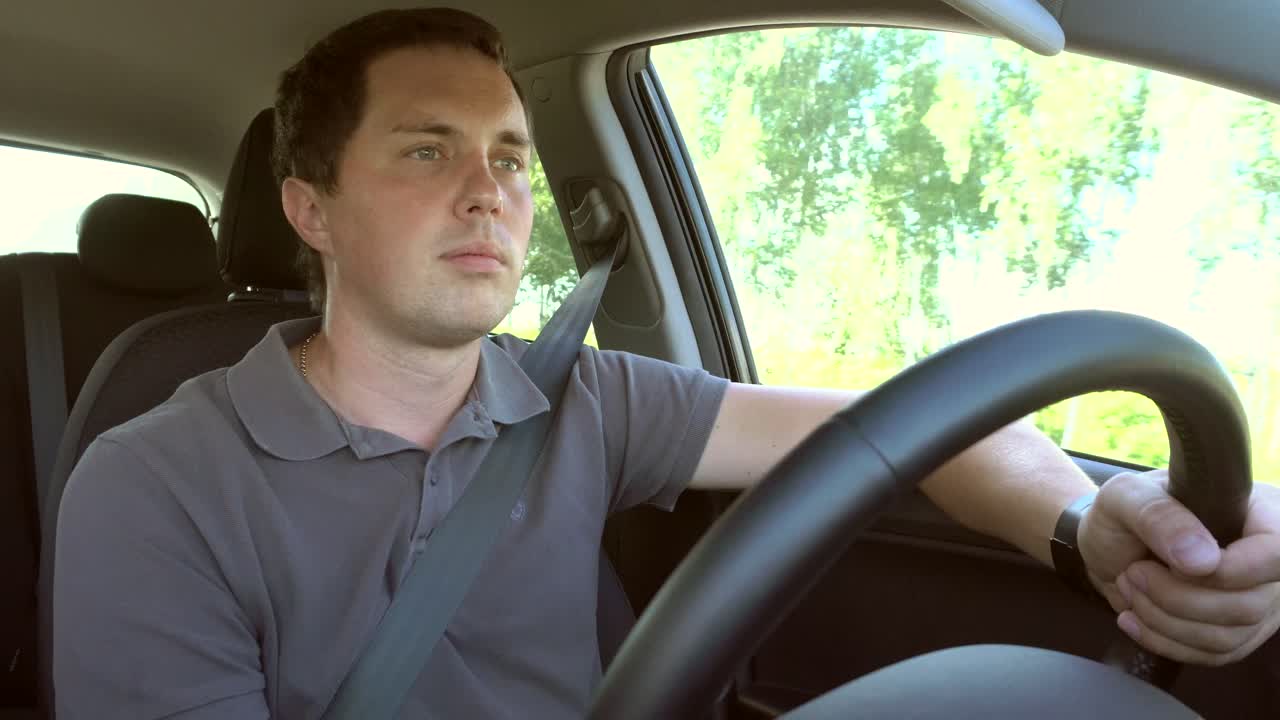 hombre conduciendo coche