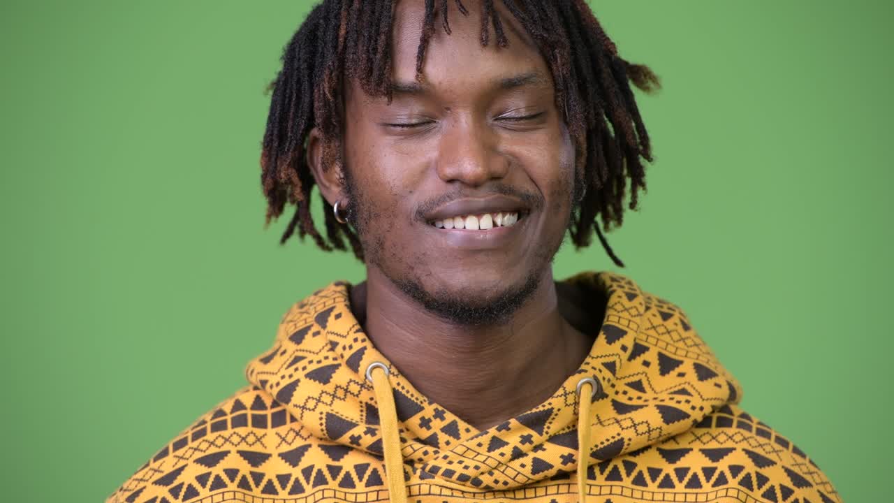 Giovane uomo africano felice che si rilassa con gli occhi chiusi