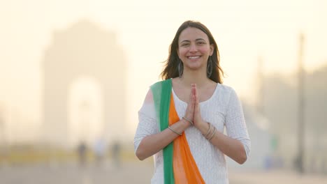 Niña-India-Haciendo-Namaste-Y-Saludos-Con-Kurti-Blanco-Indio-Y-Bufanda-Tricolor