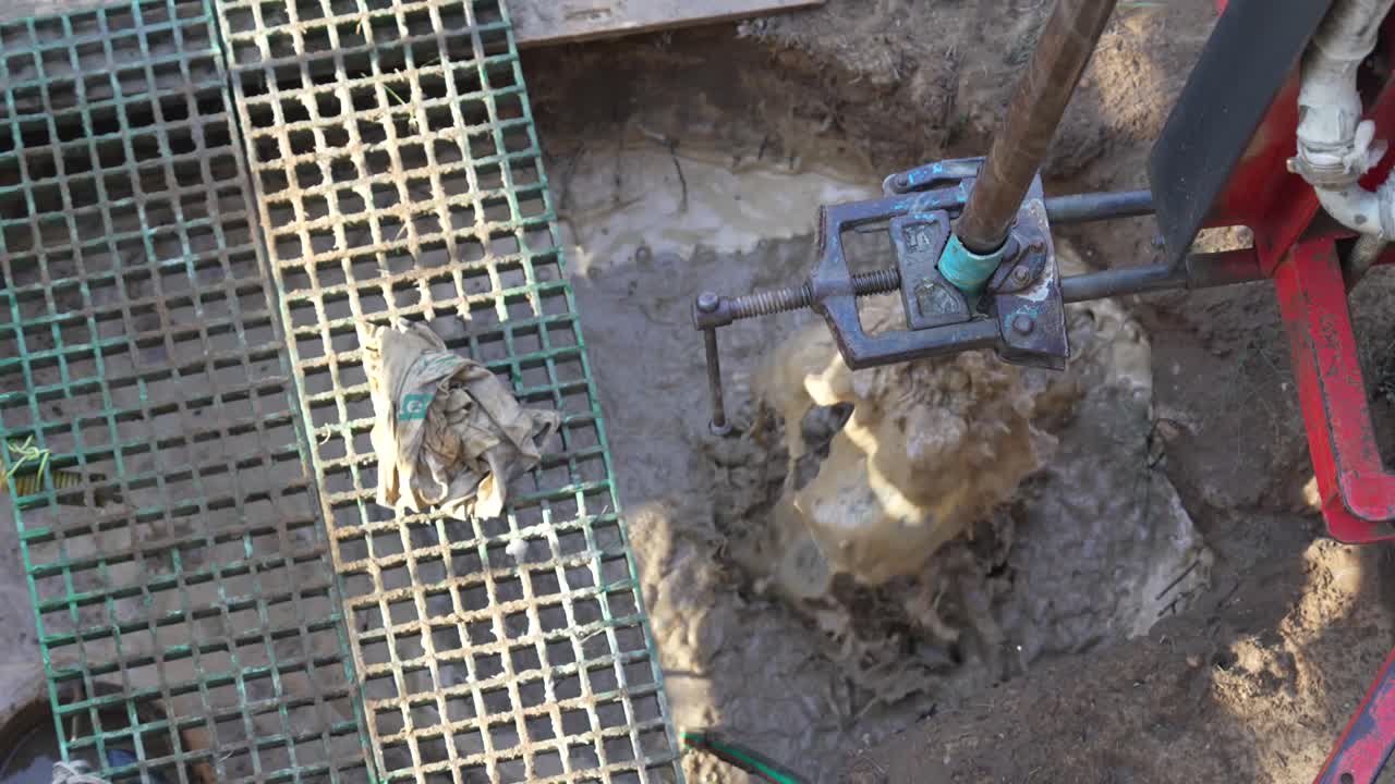 agua que sale de un pozo en el patio