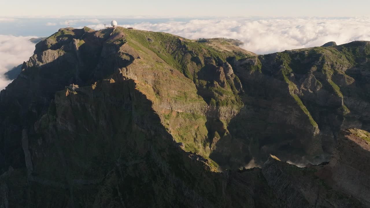 포르투갈 마데라 산맥 위의 드론 비행