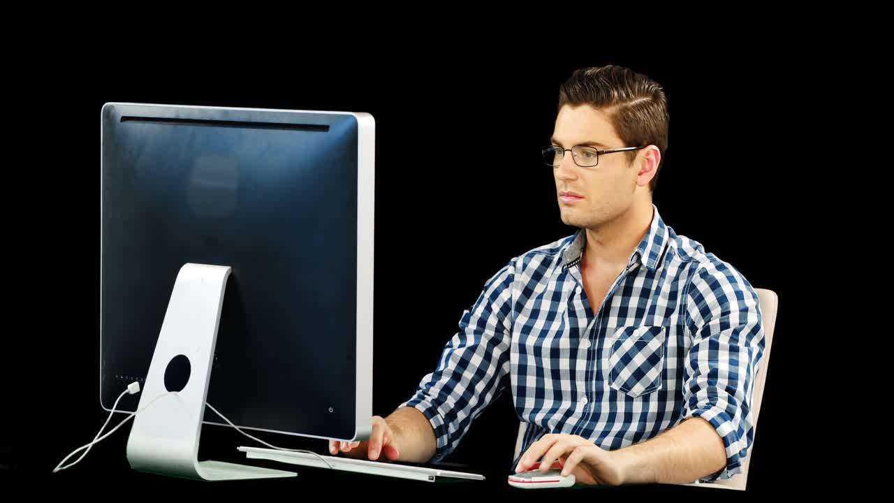 hombre trabajando en el escritorio