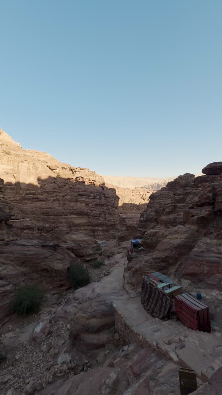 Inquadratura verticale di una tenda tradizionale nell'area montuosa di Petra.