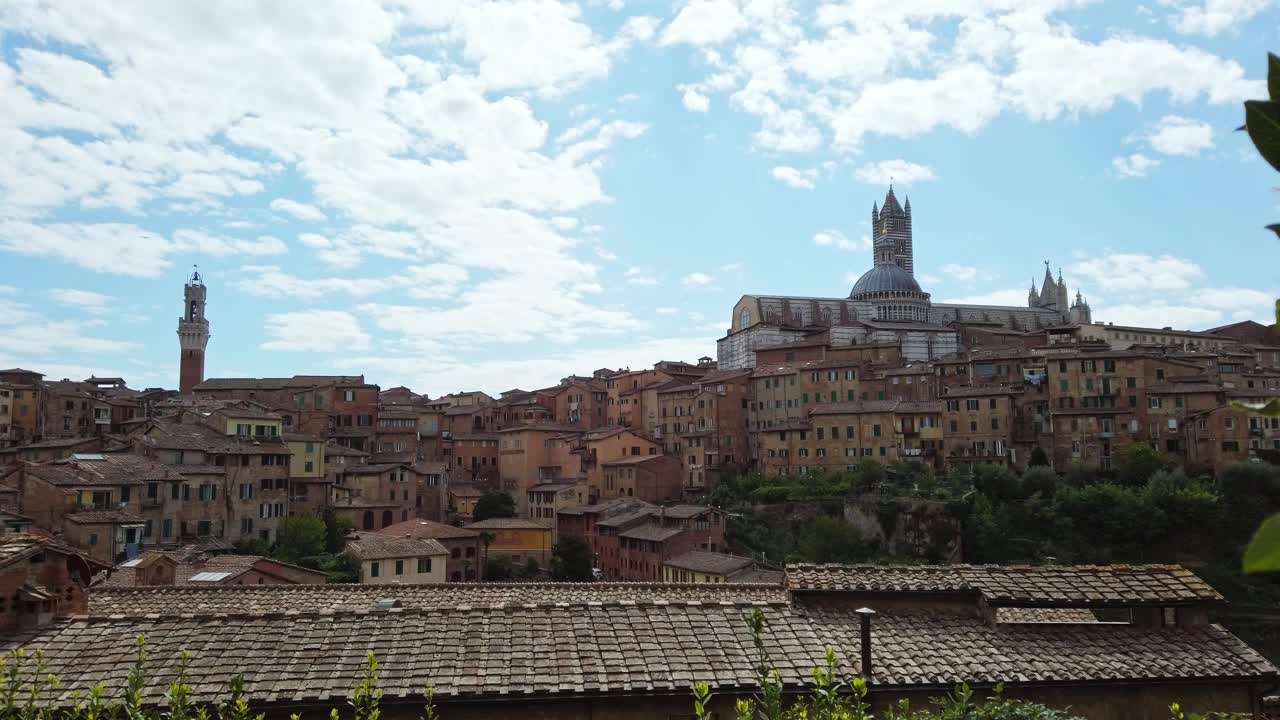 reveló la fotografía de siena, una de las hermosas ciudades de la toscana, italia, durante el verano.