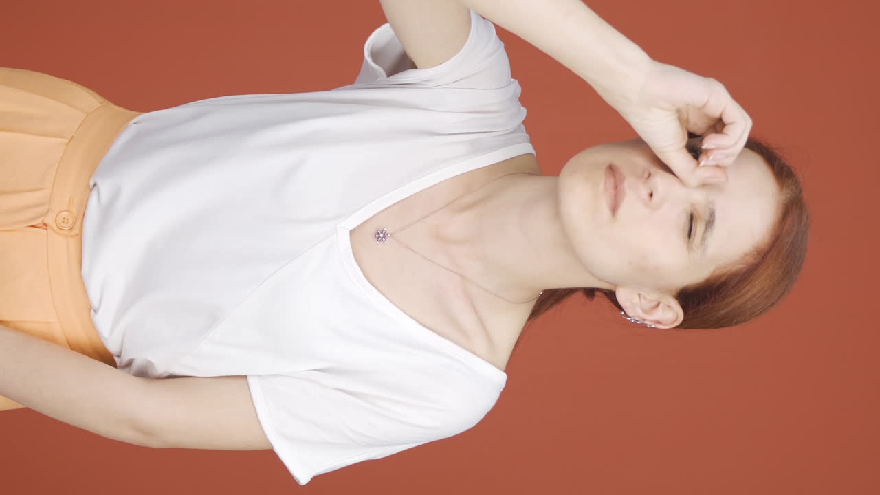 ⁇ 안경을 착용한 여성의 수직 비디오가 멀리 보입니다.