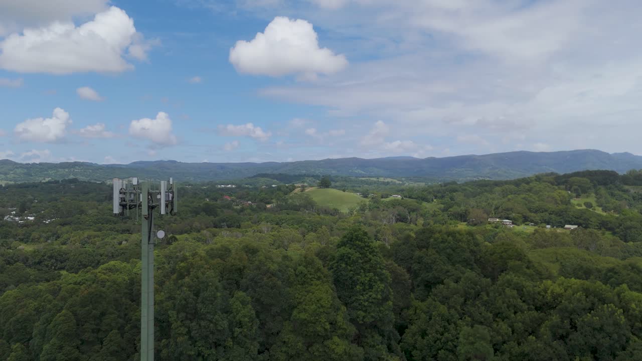 울창한 푸른 숲과 언덕 가운데의 셀 타워