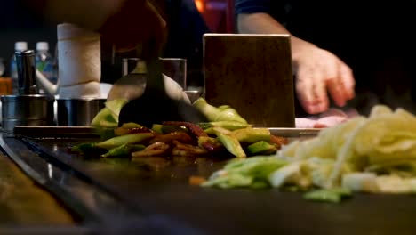 Koch-Kocht-Teppanyaki-Mit-Pfannenwender-Gemüse-Auf-Hitzegrill-In-Kyoto-Japan-1920x1080-Hd