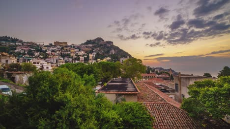 Turismo-Italiano---Un-Lapso-De-Tiempo-Impresionante-De-Un-Amanecer-único-Sobre-Taormina---Buongiorno-Italia