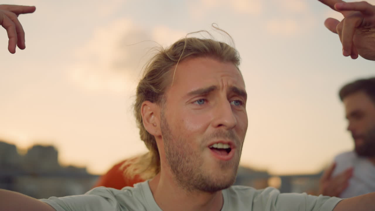 возбужденный мужчина качается на вечеринке на крыше. уличный танцор гуляет на открытом воздухе.