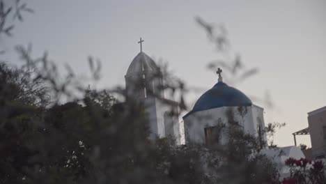 Malerische-Blaue-Kuppeln-Der-Griechisch-orthodoxen-Kirche-In-Santorini,-Griechenland