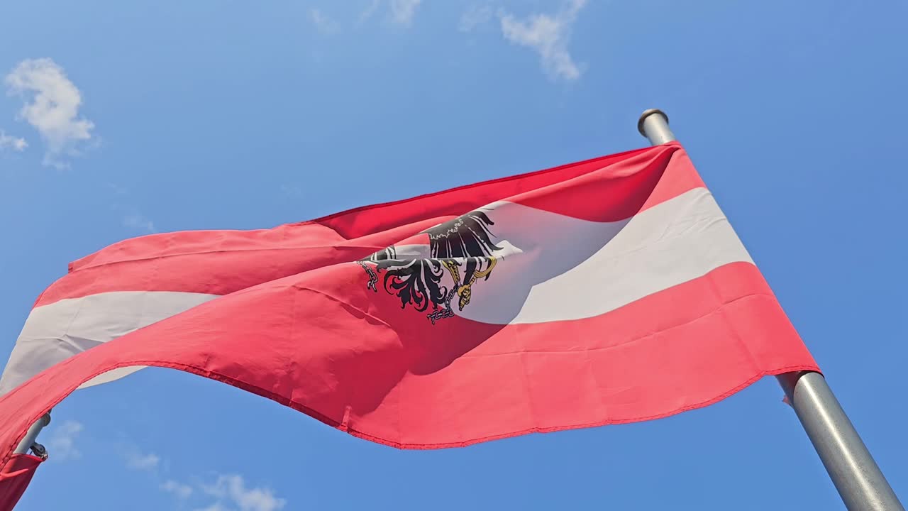 페루 국기 의 빨간 트라이밴드  ⁇ 블럼 이 바람 에 흔들리고 있다