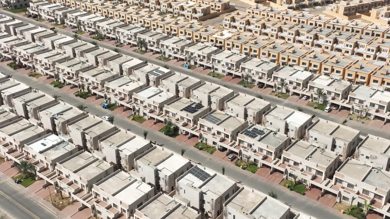카라치에 있는 현대 주택 바리아 타운 주택 단지의 공중 무인 항공기 보기