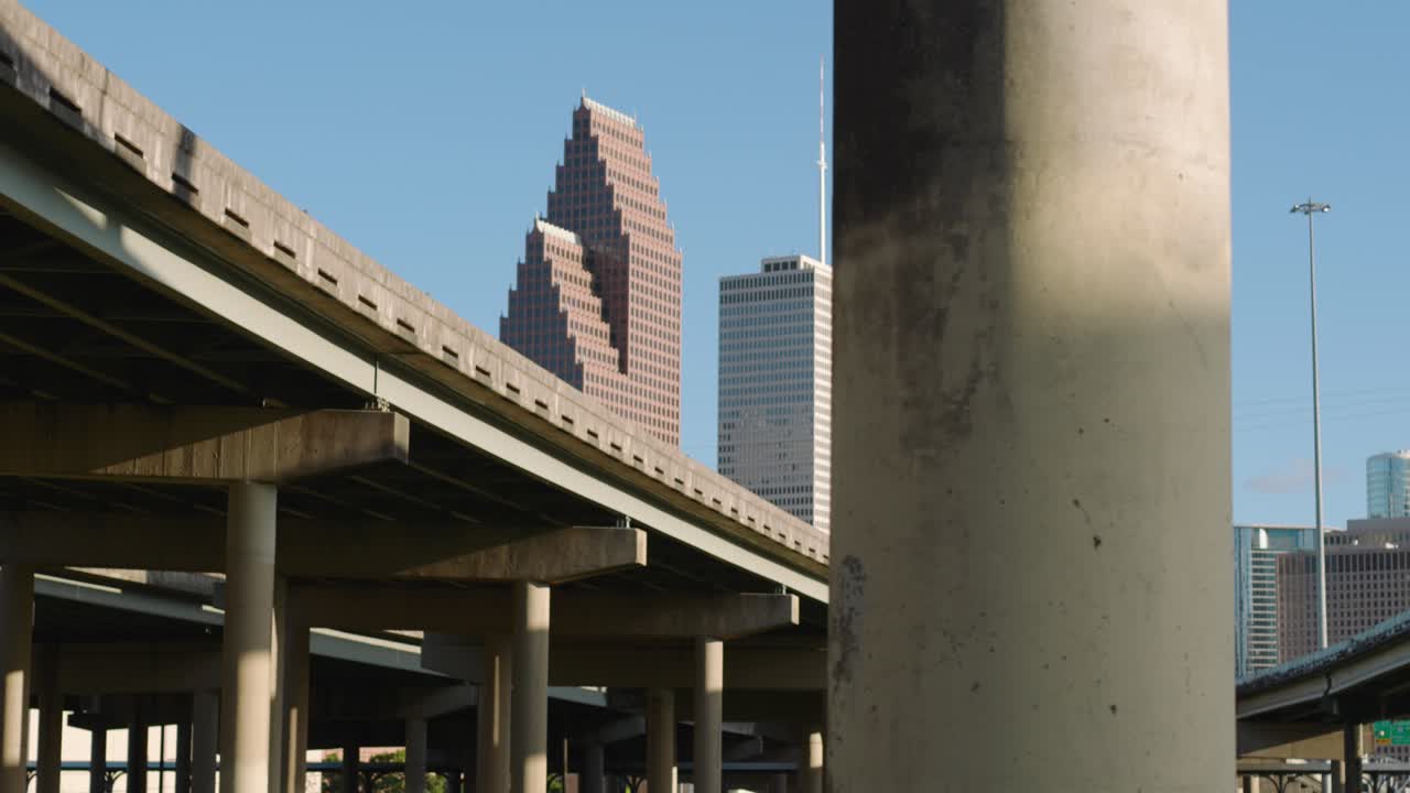 vista del centro de houston desde el paso subterráneo de la autopista